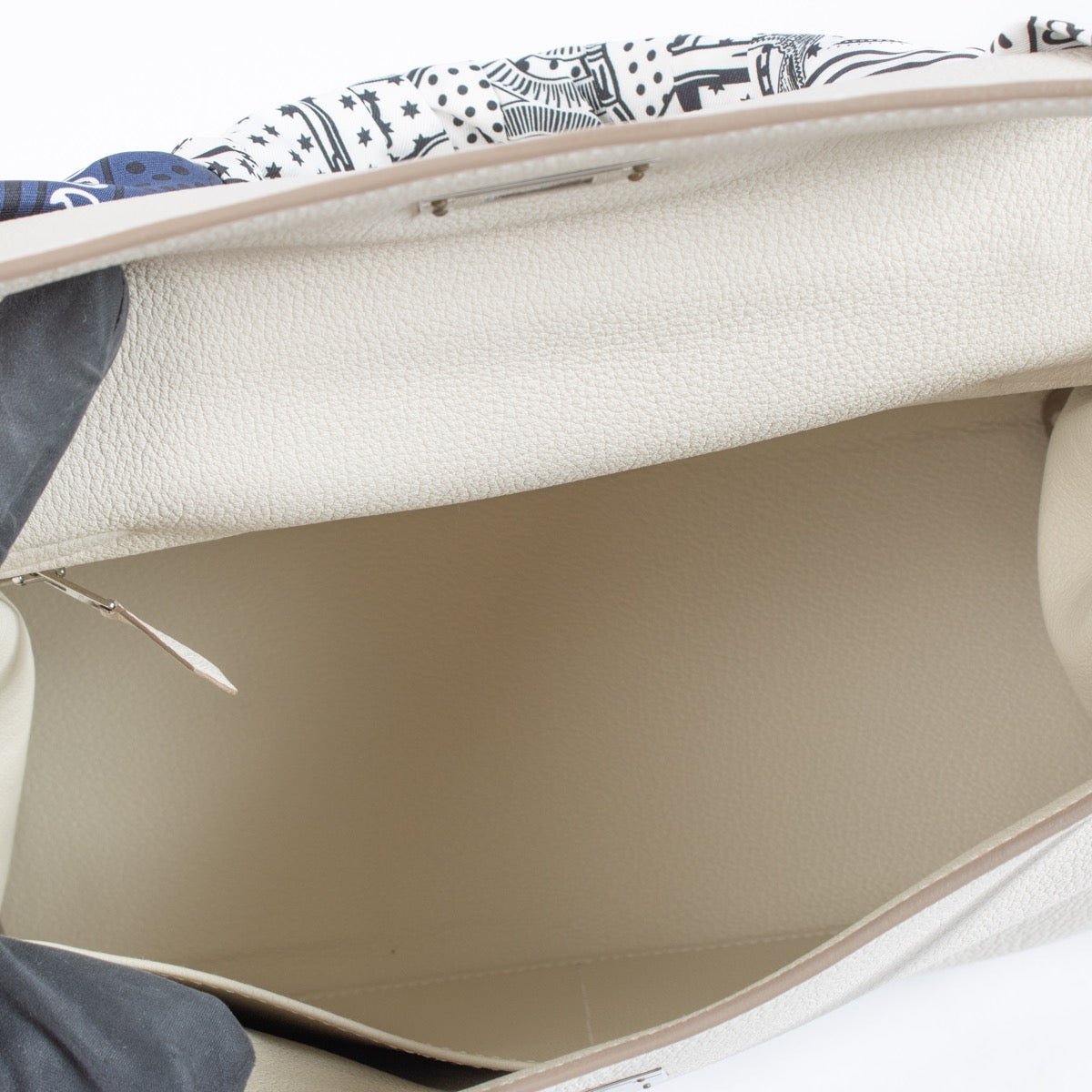 Shop authentic brand new store fresh 2024 Hermès Kelly 28 Craie Togo PHW on www.labellov.com