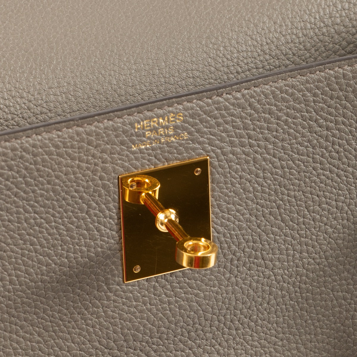 Hermès 2021 Kelly 32 Etain Togo Logo Stamp Detail