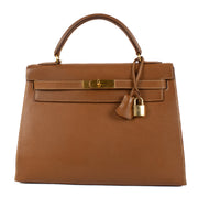Hermès Vintage Kelly 32 Gold Courchevel GHW for the best price at Labellov secondhand luxury in Antwerp and Knokke. We buy and sell your preloved and brand new designer bags for the best price.