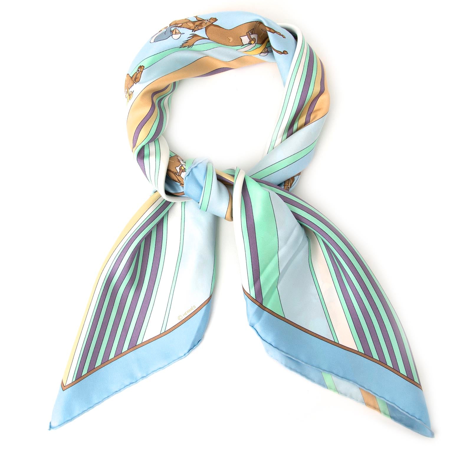 Authentieke Hermès sjaal voor de juiste prijs bij LabelLOV vintage webshop. Veilig online winkelen. Luxe, vintage, mode. Antwerpen, België.