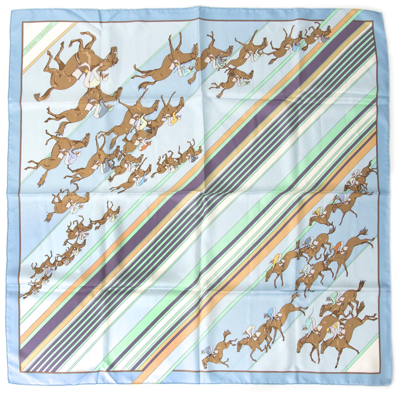 Authentieke Hermès sjaal voor de juiste prijs bij LabelLOV vintage webshop. Veilig online winkelen. Luxe, vintage, mode. Antwerpen, België.