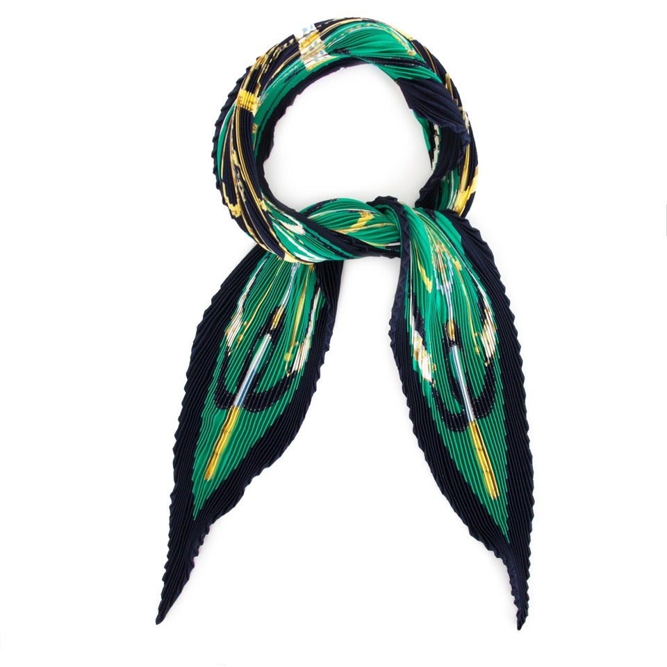 Buy Hermès Carré Plissé Green and dark blue at the right price at LabelLOV vintage webshop. Luxe, vintage, fashion. Safe and secure online shopping. Antwerp, Belgium.