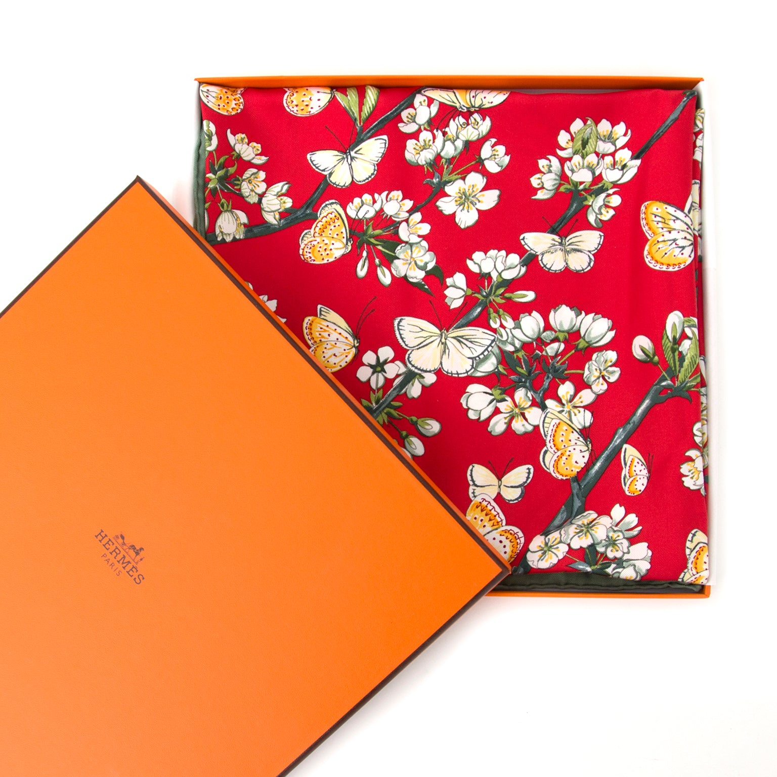 shop your secondhand vintage Hermès Carré De Soie 'Vol Amoureux Des Azurés' like new webshop boetiek , Labellov.com Antwerp