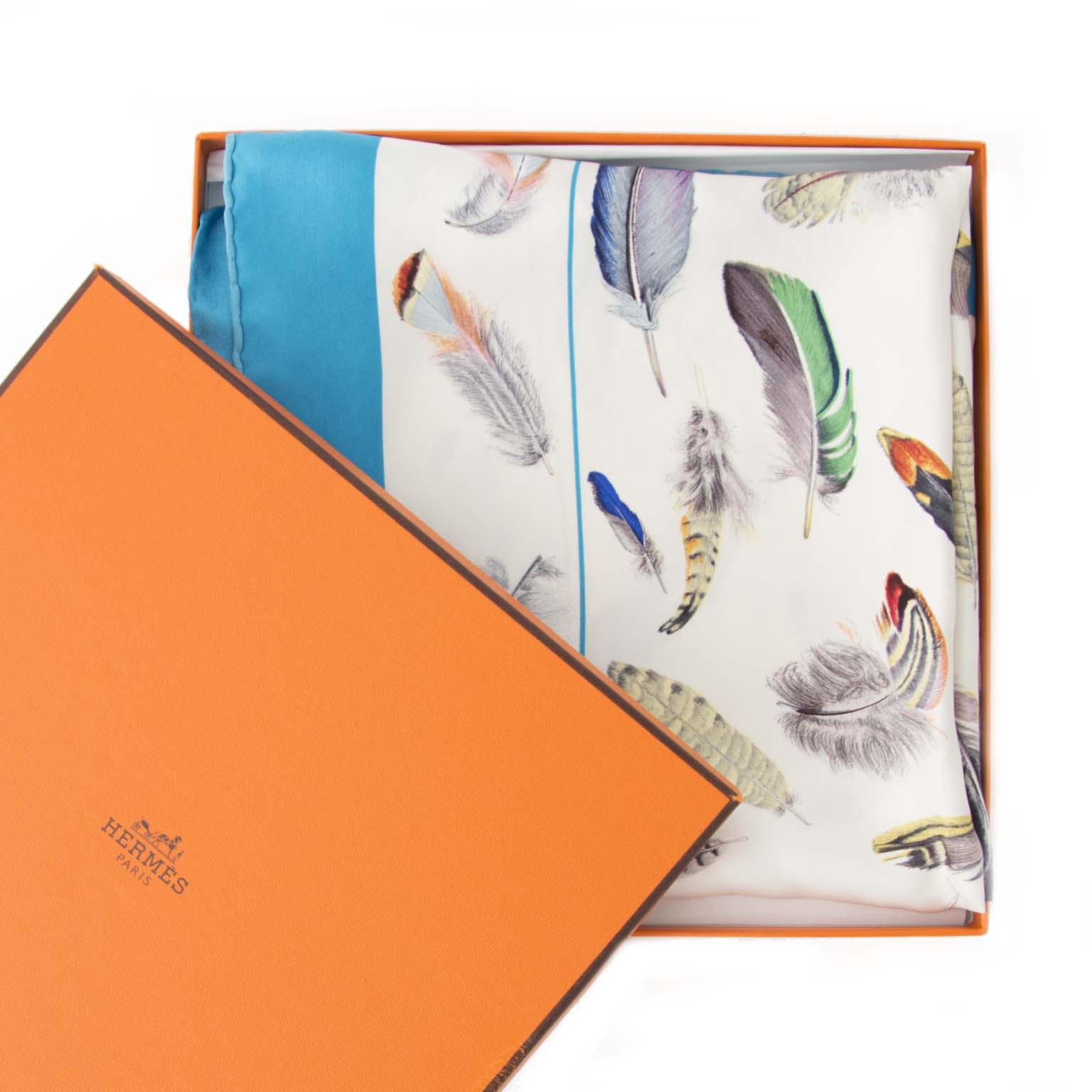Buy a authentic Hermès Carré scarf for the best price at Labellov. Vintage, Fashion.