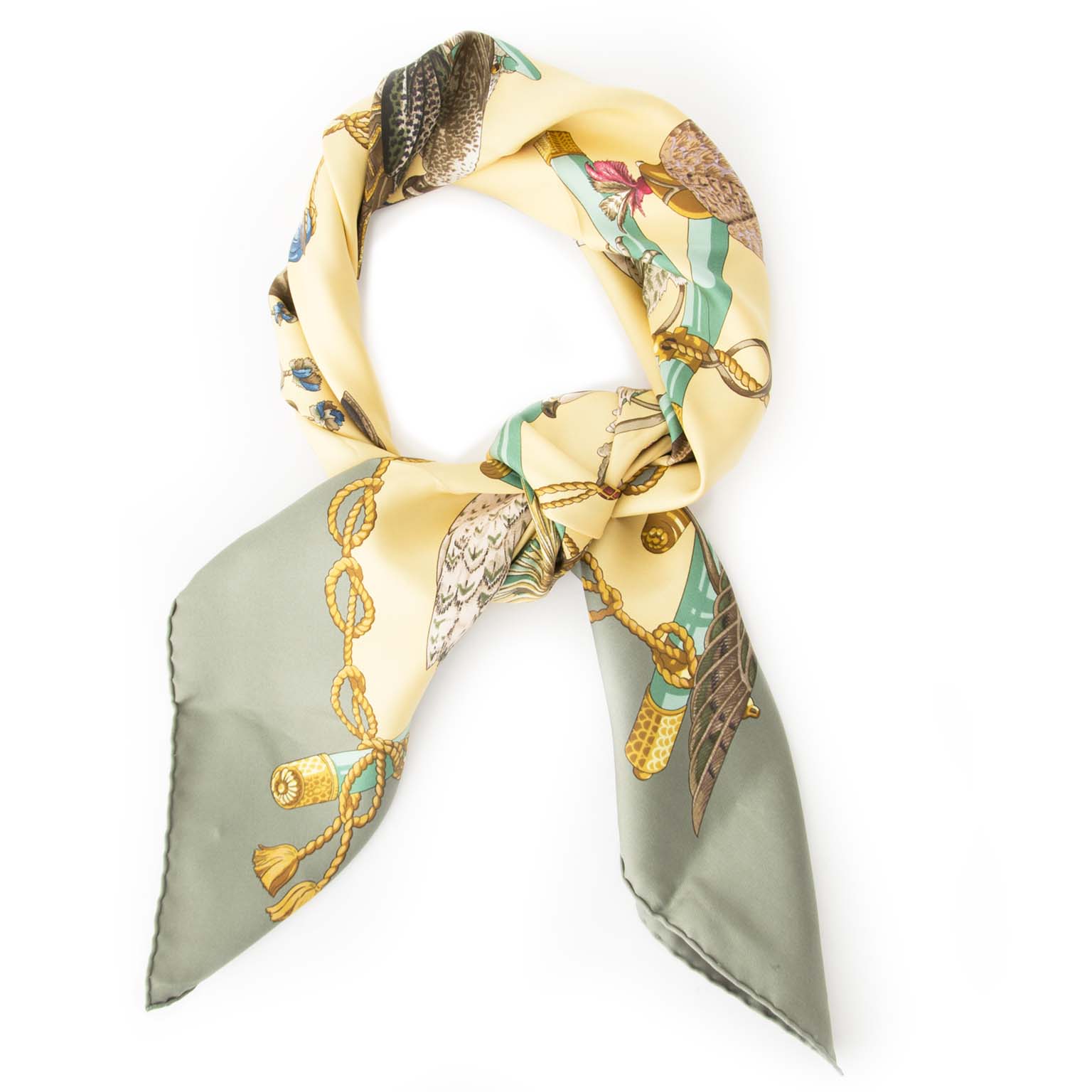 Buy authentic Hermès scarf at the right price at LabelLOV vintage webshop. Luxe, vintage, fashion. Safe and secure online shopping. Antwerp, Belgium.