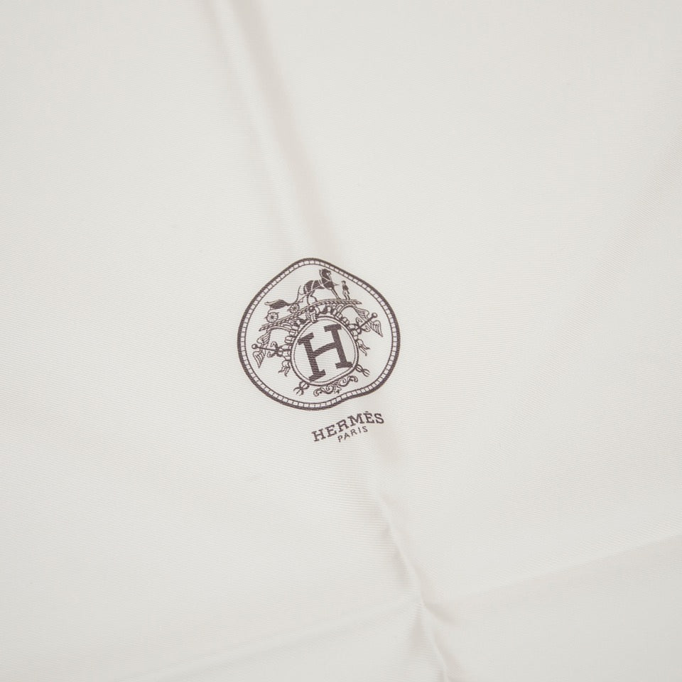 vintage luxury Hermes maxi pointe silk White triangle scarf aan de beste prijs