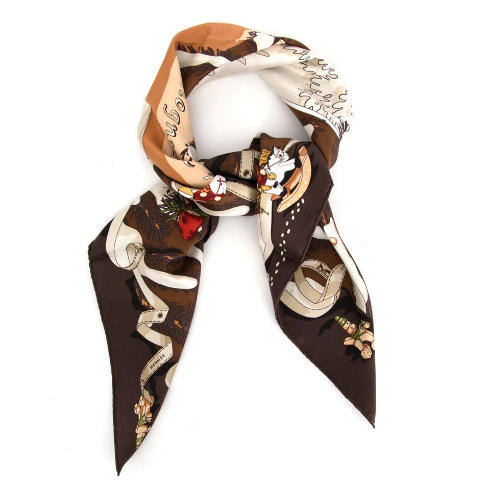 Authentieke Hermès carré de soire Noël au 24 Faubourg 100% zijde voor de juiste prijs bij LabelLOV vintage webshop. Hermès carré de soire Noël 24 Faubourg 100% silk. Veilig online winkelen. Luxe, vintage, mode. Antwerpen, België.