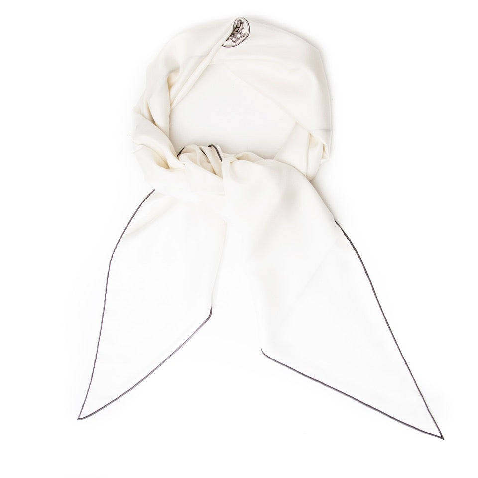 koop veilig online aan de beste prijs net als nieuw Hermes maxi pointe silk White triangle scarf boetiek antwerpen