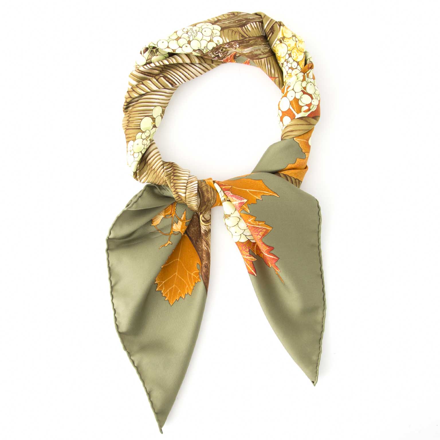 Buy authentic Hermès scarf at the right price at LabelLOV vintage webshop. Luxe, vintage, fashion. Safe and secure online shopping. Antwerp, Belgium.