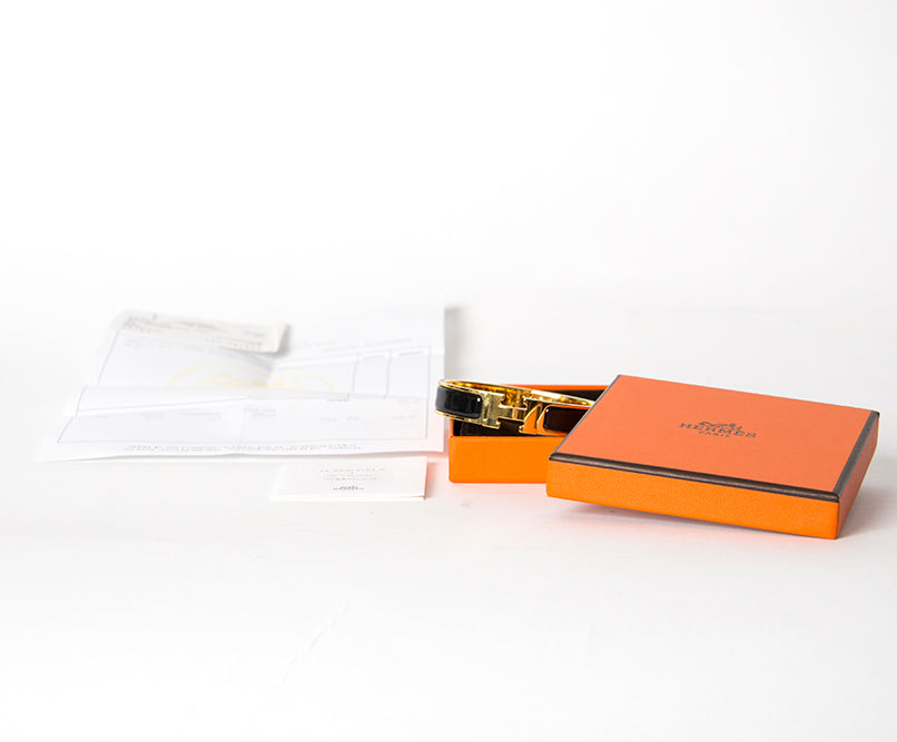 Koop nu de Hermes clic-clac armband in goud en zwart voor de beste prijs bij Labellov Antwerpen. 100% authentiek en gecontroleerd.