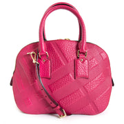 koop tweedehands Burberry Orchard Pink Embossed Leather Bag bij labellov en betaal veilig
