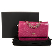 Koop uw authentieke Chanel Pink Leather Floral Wallet On Chain aan de beste prijs