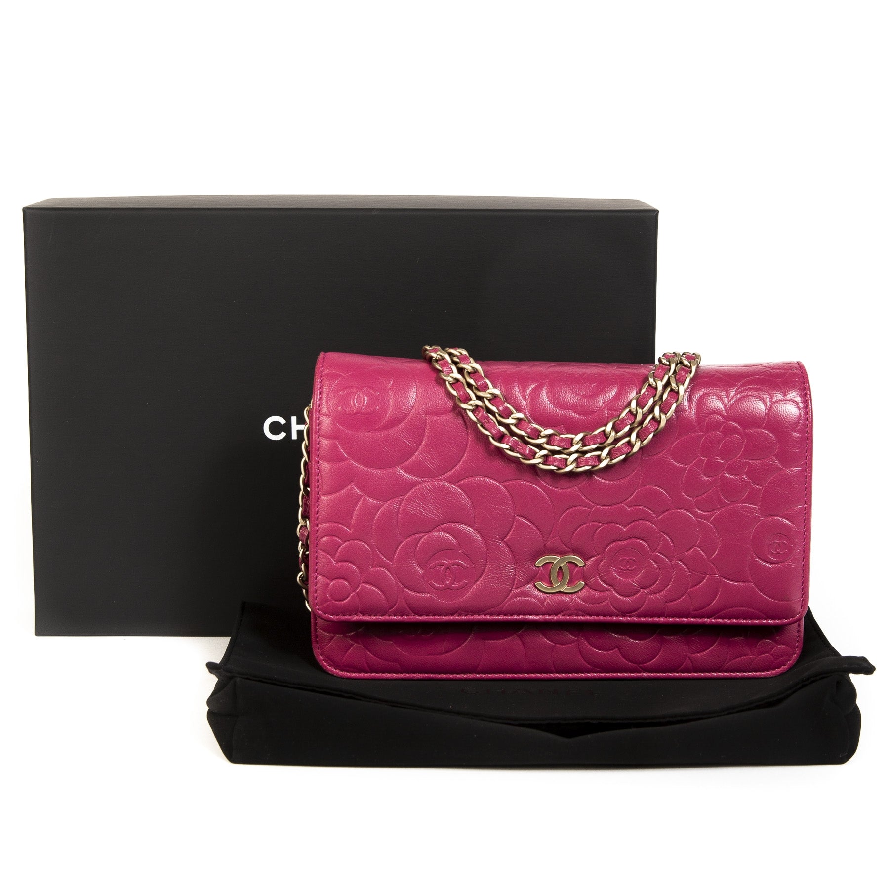 Koop uw authentieke Chanel Pink Leather Floral Wallet On Chain aan de beste prijs