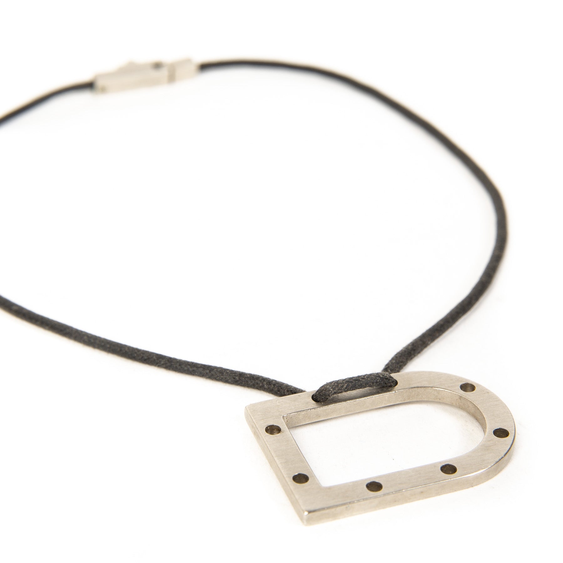 Authentieke tweedehands Delvaux Black Leather Necklace Silver D juiste prijs veilig online winkelen LabelLOV webshop luxe merken winkelen Antwerpen België mode fashion