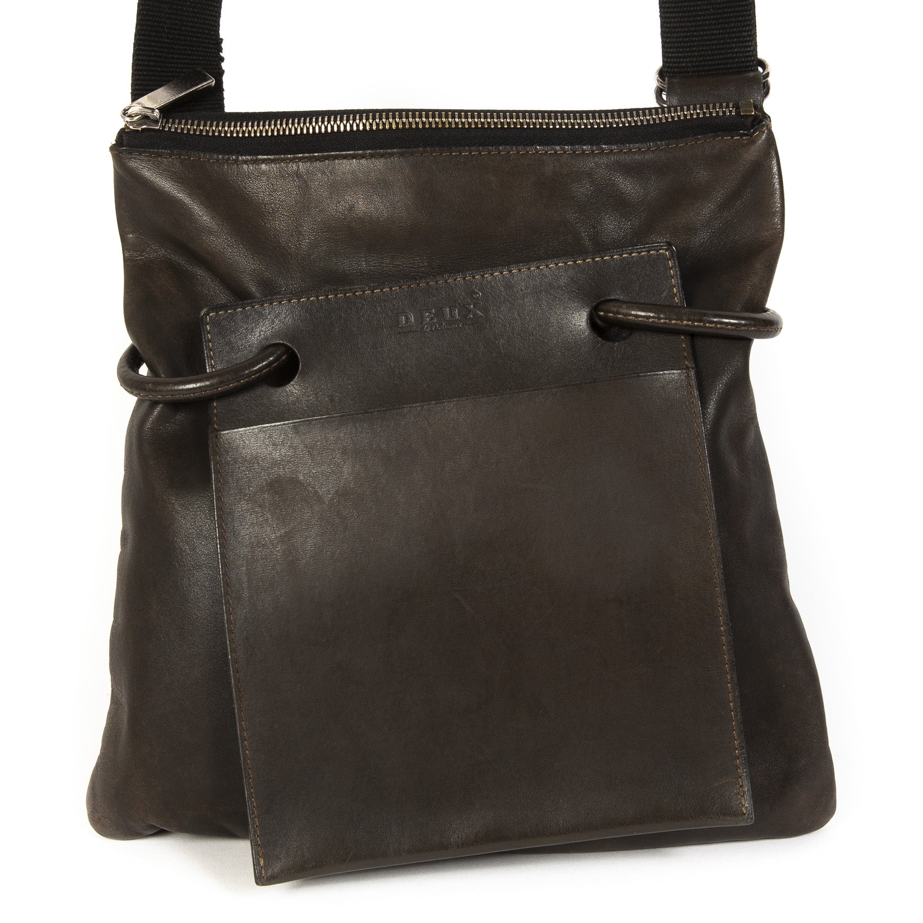 Deux de Delvaux Brown Drawstring Crossbody Bag. Buy authentic secondhand Deux de Delvaux unique bag. Koop online tweedehands Delvaux tassen bij LabelLOV Antwerpen, veilige betaling.