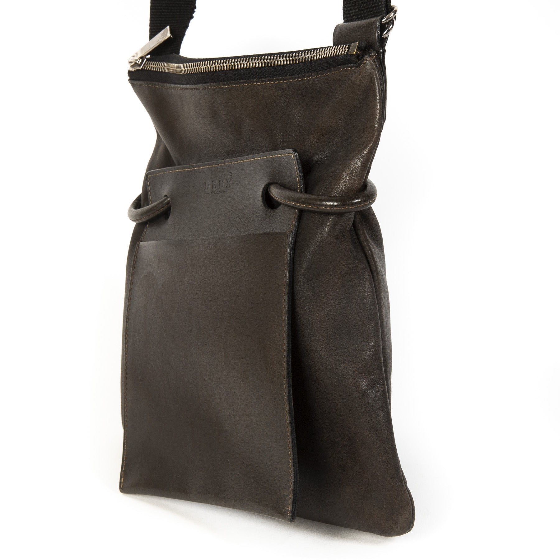 Deux de Delvaux Brown Drawstring Crossbody Bag. Buy authentic secondhand Deux de Delvaux unique bag. Koop online tweedehands Delvaux tassen bij LabelLOV Antwerpen, veilige betaling.