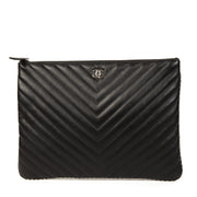 Authentique seconde main vintage Chanel Black Leather CC Clutch with Silver Studs achète en ligne webshop LabelLOV