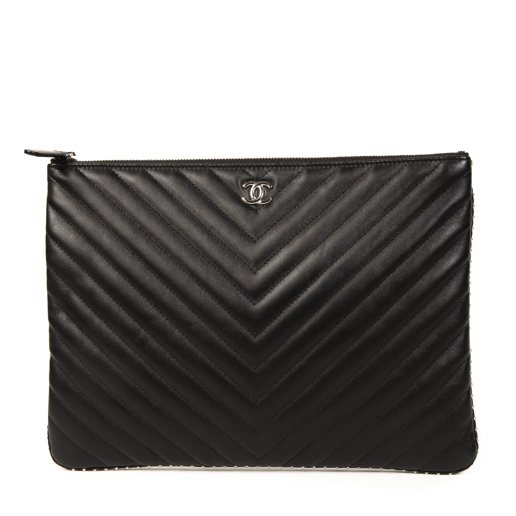 Authentique seconde main vintage Chanel Black Leather CC Clutch with Silver Studs achète en ligne webshop LabelLOV
