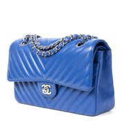 Chanel Cobalt Blue Chevron Flap Bag Medium pour le meilleur prix chez Labellov a Anvers Belgique