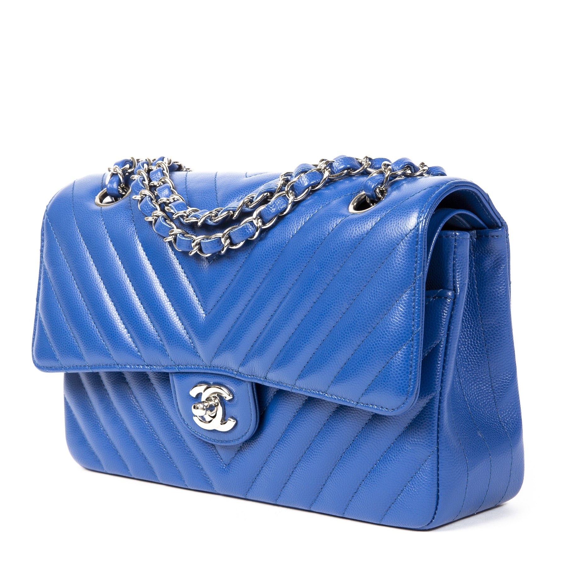 Chanel Cobalt Blue Chevron Flap Bag Medium pour le meilleur prix chez Labellov a Anvers Belgique
