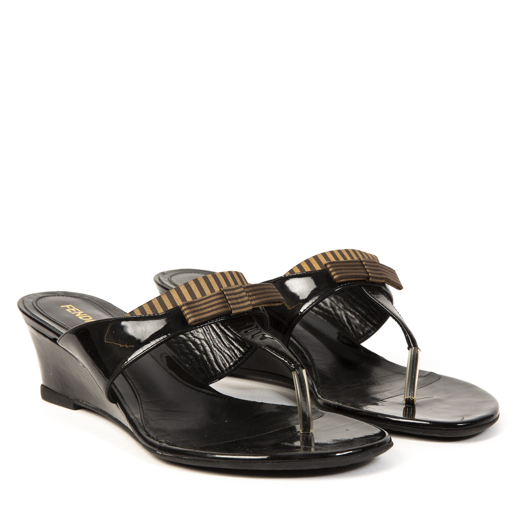 Authentieke Tweedehands Fendi Black Patent Striped Bow Thong Low Wedge Sandals juiste prijs veilig online shoppen webshop luxe merken winkelen Antwerpen België mode fashion