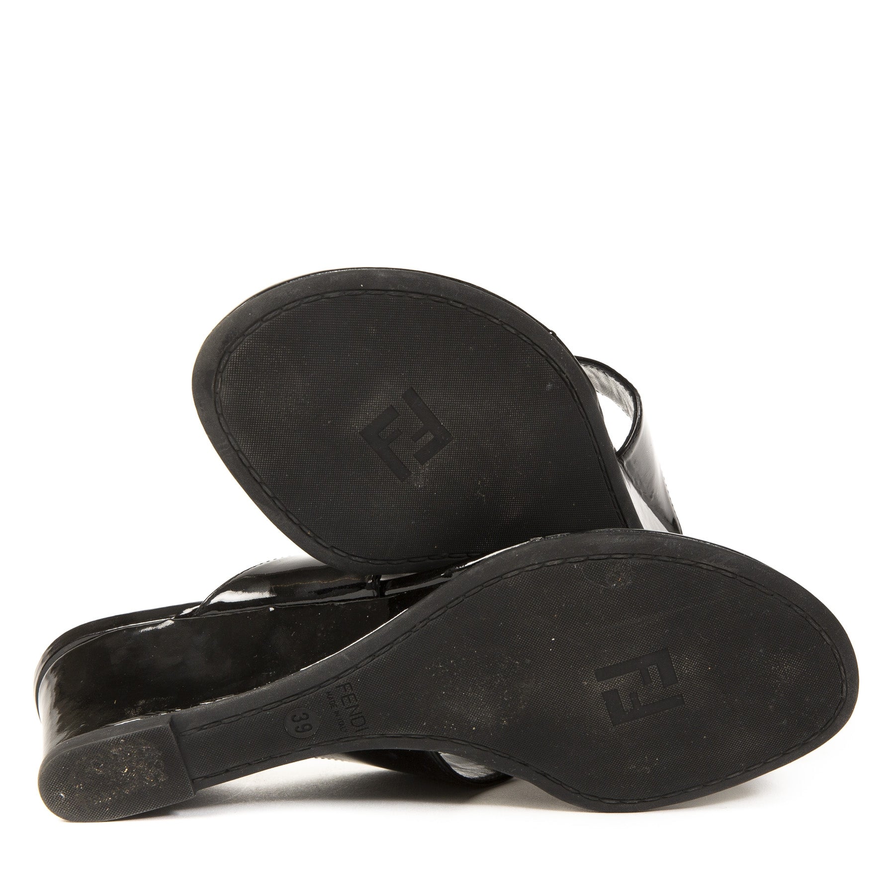 Authentieke Tweedehands Fendi Black Patent Striped Bow Thong Low Wedge Sandals juiste prijs veilig online shoppen webshop luxe merken winkelen Antwerpen België mode fashion