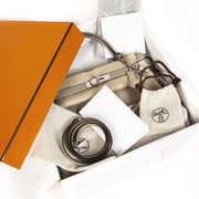 acheter en ligne seconde main Never Used Hermes Kelly 28 Gris Tourterelle Togo PHW