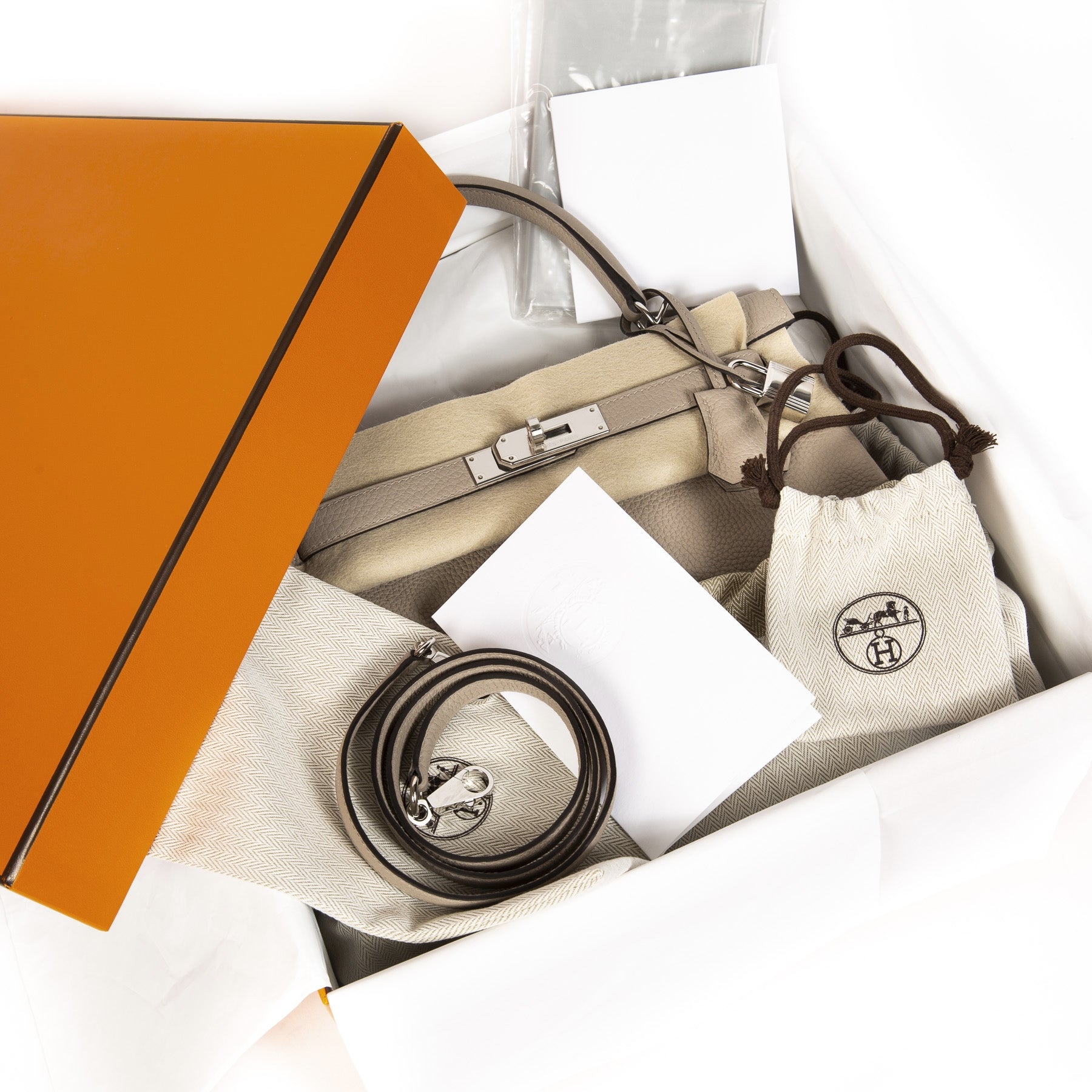 acheter en ligne seconde main Never Used Hermes Kelly 28 Gris Tourterelle Togo PHW