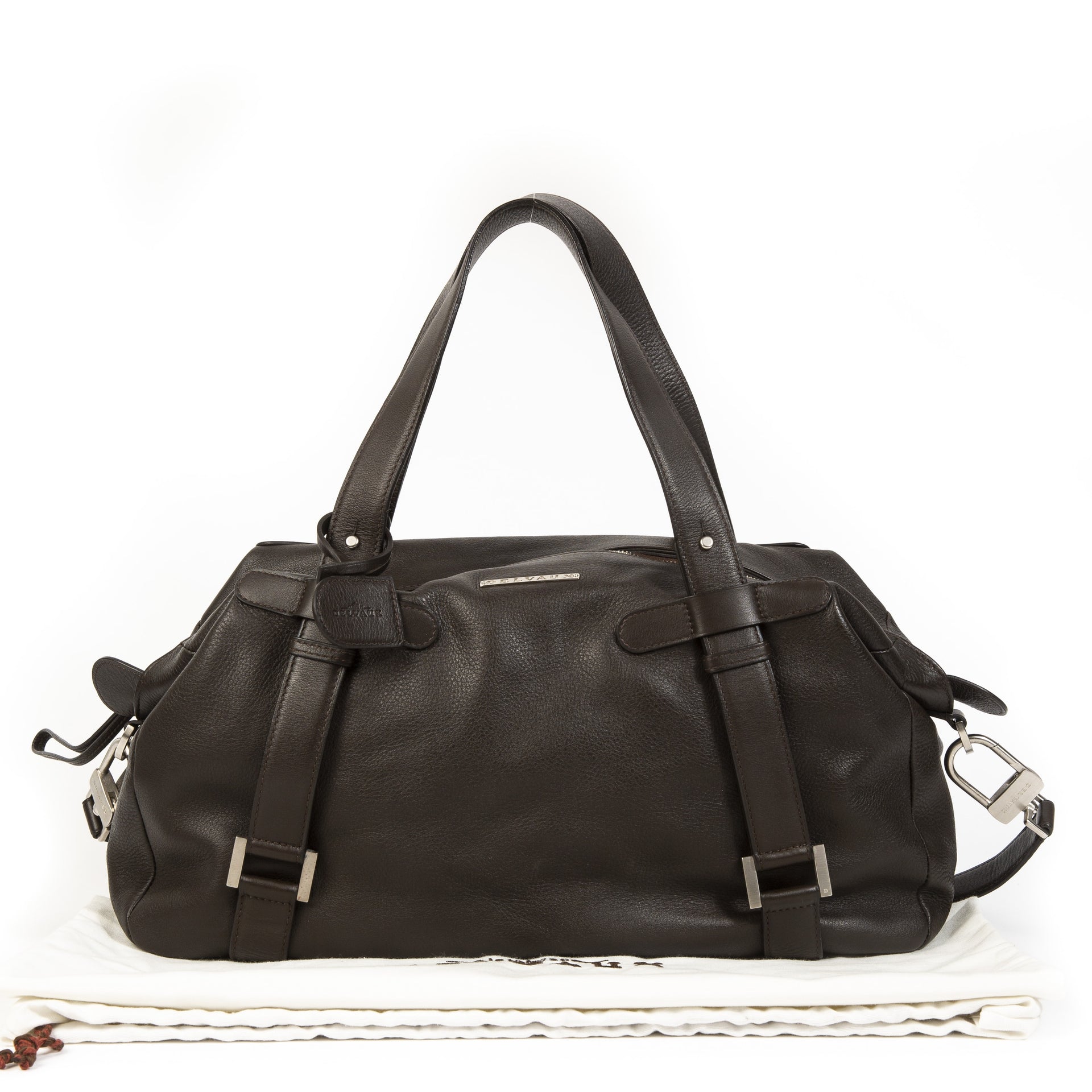 Buy authentic secondhand Delvaux bags at Labellov vintage webshop for the lowest price.