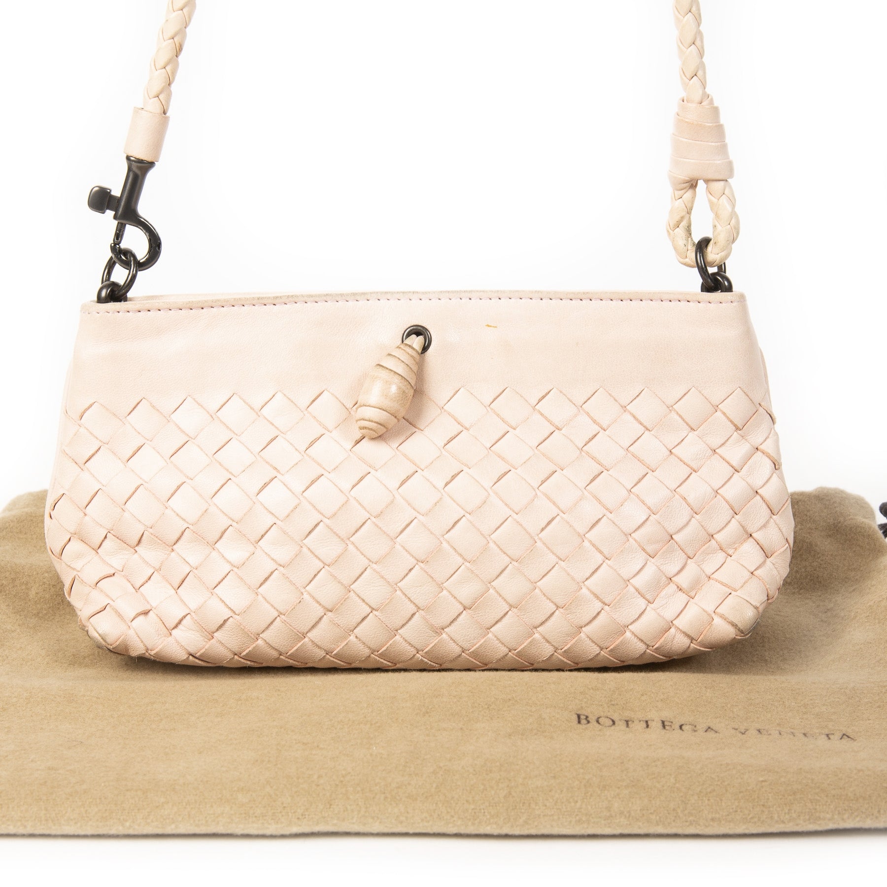 Bottega Veneta Pink Quarzo Clutch. Buy secondhand Bottega Venetta handbags at Labellov. Safe online shopping at a fair price. Koop tweedehands Bottega Venetta handtassen bij Labellov. Veilig online winkelen voor een eerlijke prijs.
