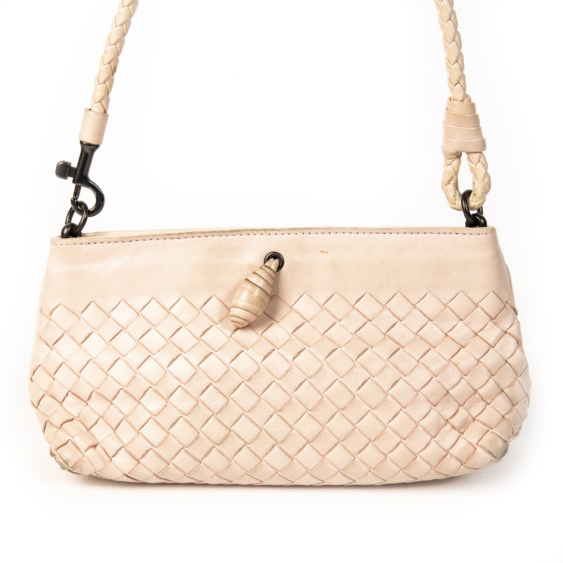 Bottega Veneta Pink Quarzo Clutch. Buy secondhand Bottega Venetta handbags at Labellov. Safe online shopping at a fair price. Koop tweedehands Bottega Venetta handtassen bij Labellov. Veilig online winkelen voor een eerlijke prijs.