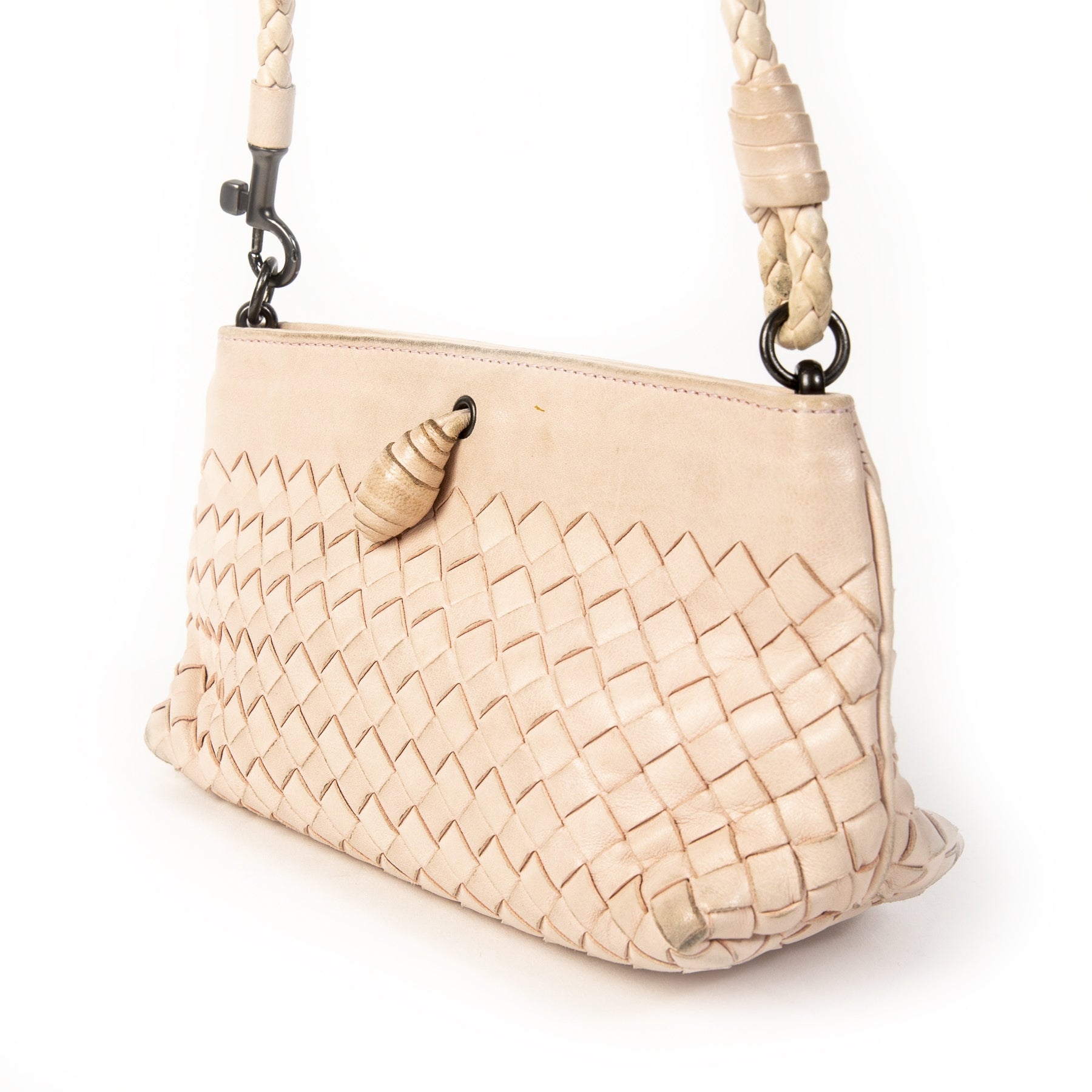 Bottega Veneta Pink Quarzo Clutch. Buy secondhand Bottega Venetta handbags at Labellov. Safe online shopping at a fair price. Koop tweedehands Bottega Venetta handtassen bij Labellov. Veilig online winkelen voor een eerlijke prijs.