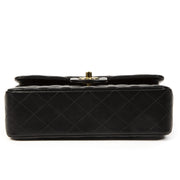 Chanel Small Black Classic Flap Bag GHW. Buy authentic secondhand chanel bag online at labellov antwerp, safe payment. Koop online tweedehands chanel classic flap bag bij labellov antwerpen, veilige betalinng. Designer vintage. Iconic chanel bag.