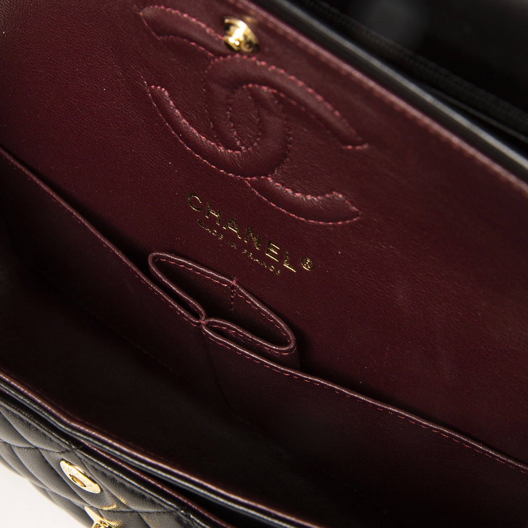 Chanel Small Black Classic Flap Bag GHW. Buy authentic secondhand chanel bag online at labellov antwerp, safe payment. Koop online tweedehands chanel classic flap bag bij labellov antwerpen, veilige betalinng. Designer vintage. Iconic chanel bag.