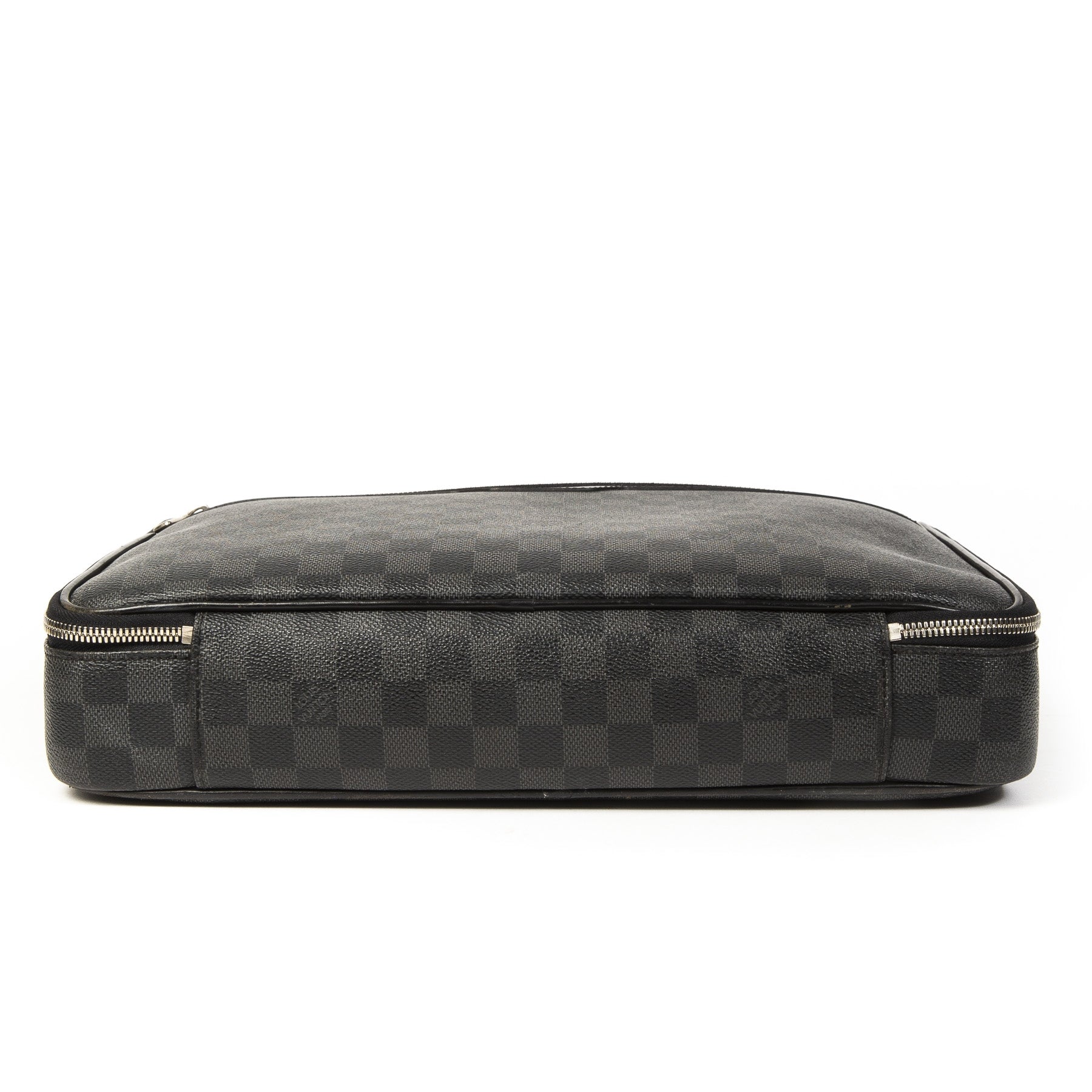 Buy and sell your Louis Vuitton Steeve Laptop Bag Damier Graphite for the best price at Labellov. Koop en verkoop uw authentieke Louis Vuitton designer handtassen en accessoires. Acheter sacs de Louis Vuitton en ligne.