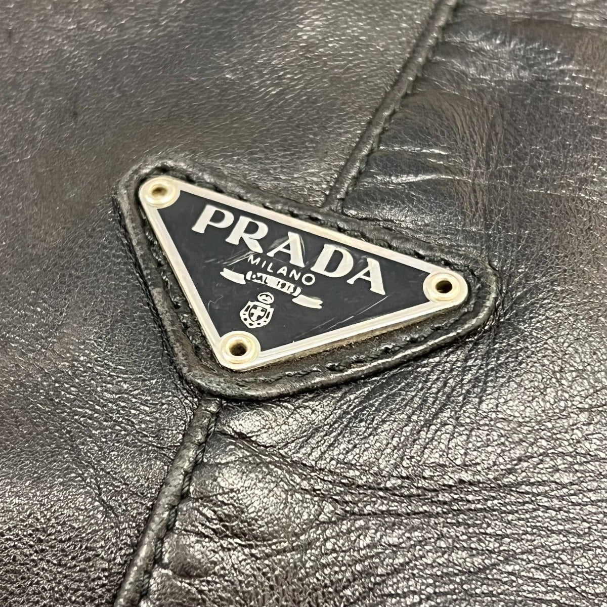 Sac à bandoulière Prada en cuir noir avec chaîne en plastique