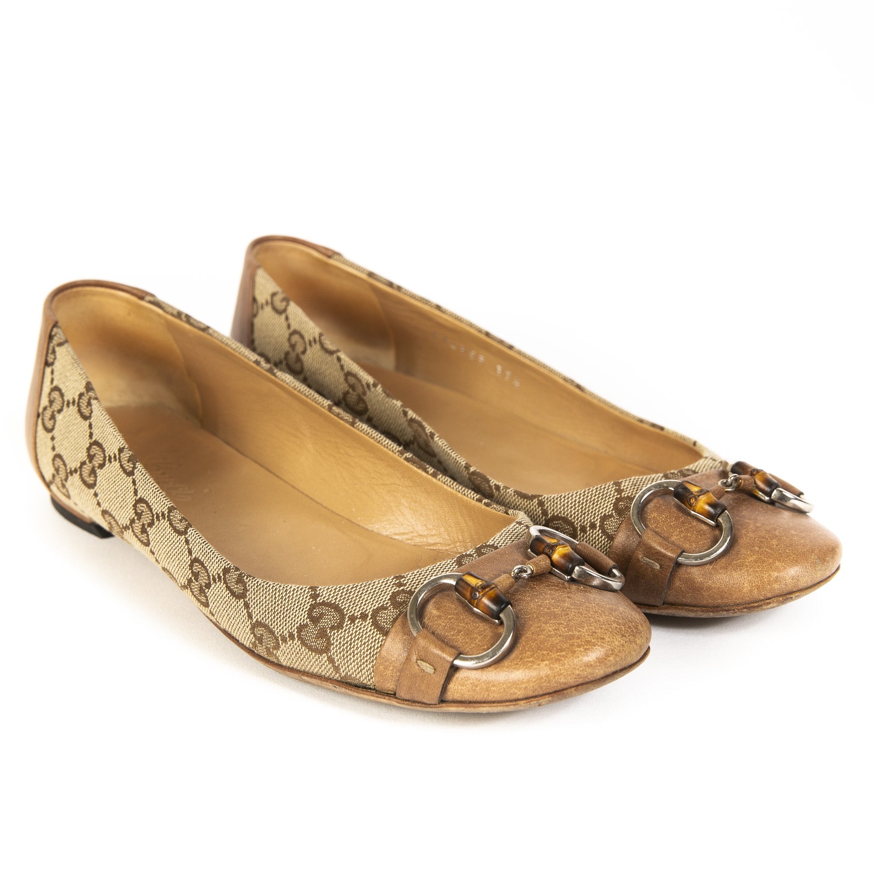 Buy authentic Gucci shoes at the right price at LabelLOV vintage webshop.