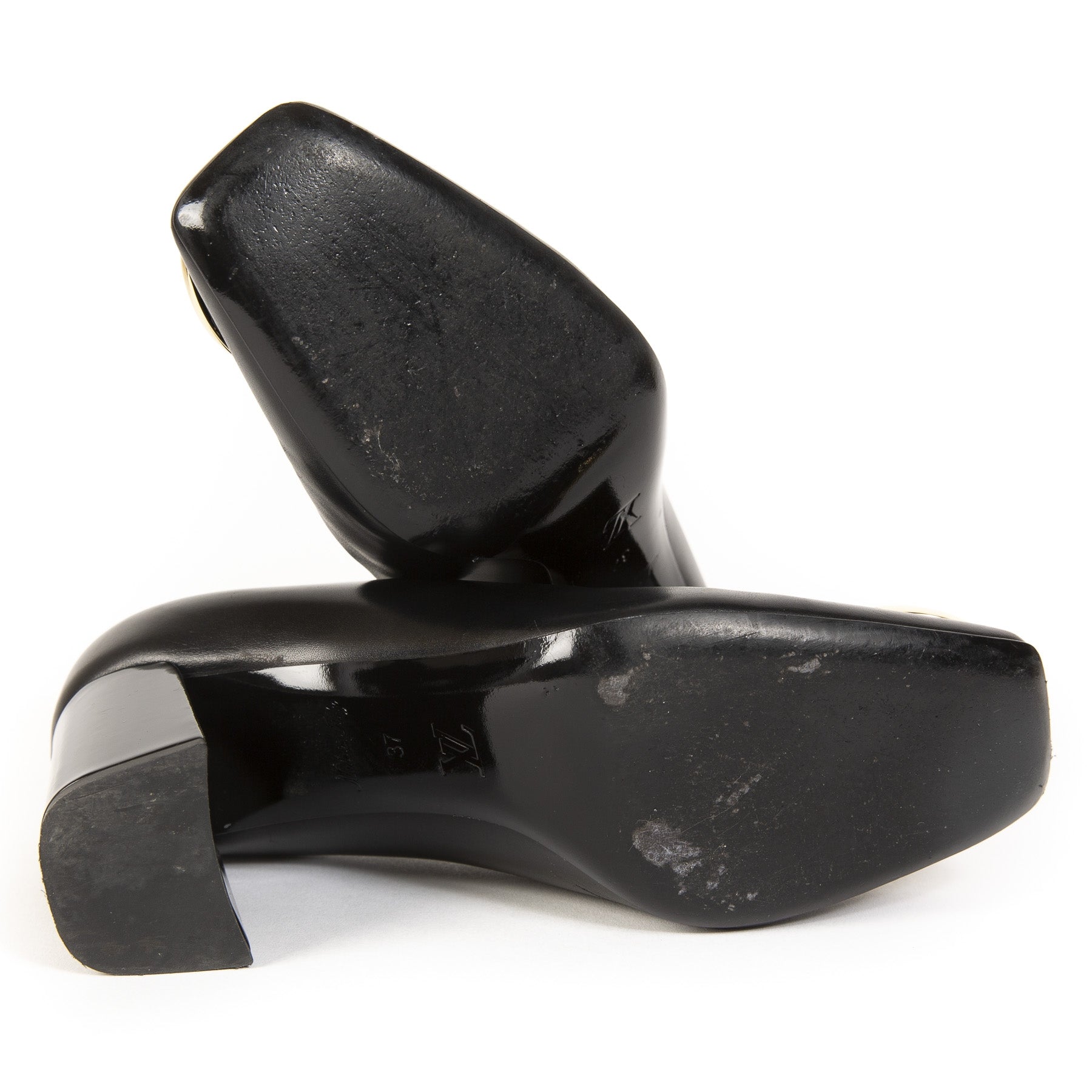 Louis Vuitton Black Madeleine Pump - Size 37 – Labellov
