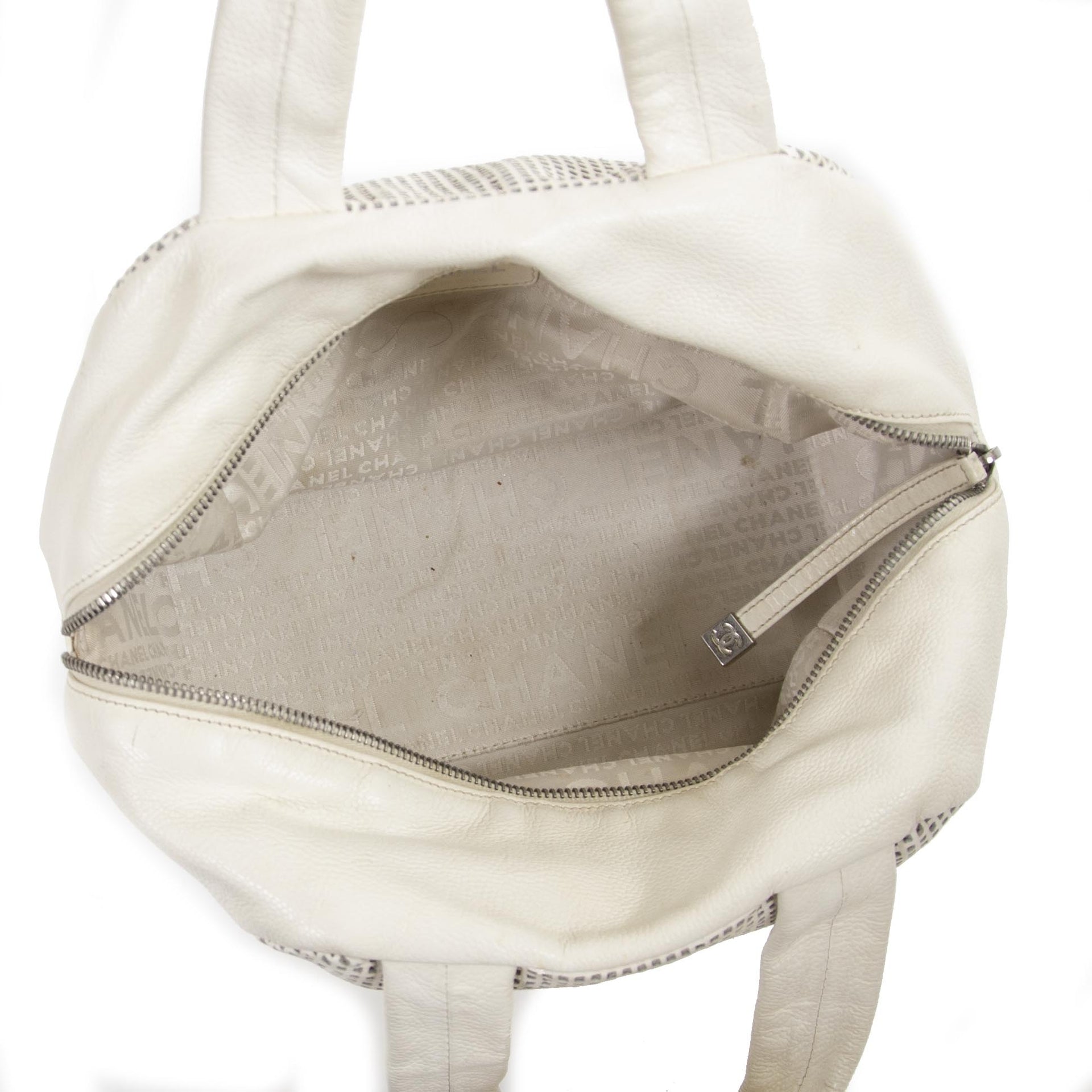 chanel klein geperforeerd cc bowler tas nu te koop bij labellov vintage mode webshop belgië