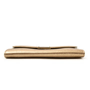 Looking for the ultimate vintage designer bags? Jimmy Choo 'Riane' Gold Clutch, affordable price for a beautiful bag. Buy online or in store, the best prices for the it-bags.