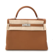 Nieuwe en authentieke Hermès Kelly Togo 32 in gold met zilveren hardware