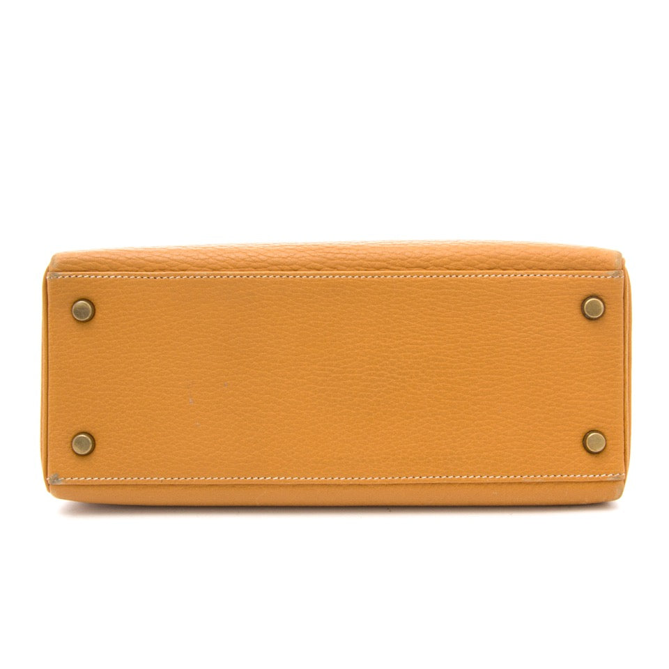 Op zoek naar een designer handtas? Hermès Kelly 28 Caramel Buffalo GHW