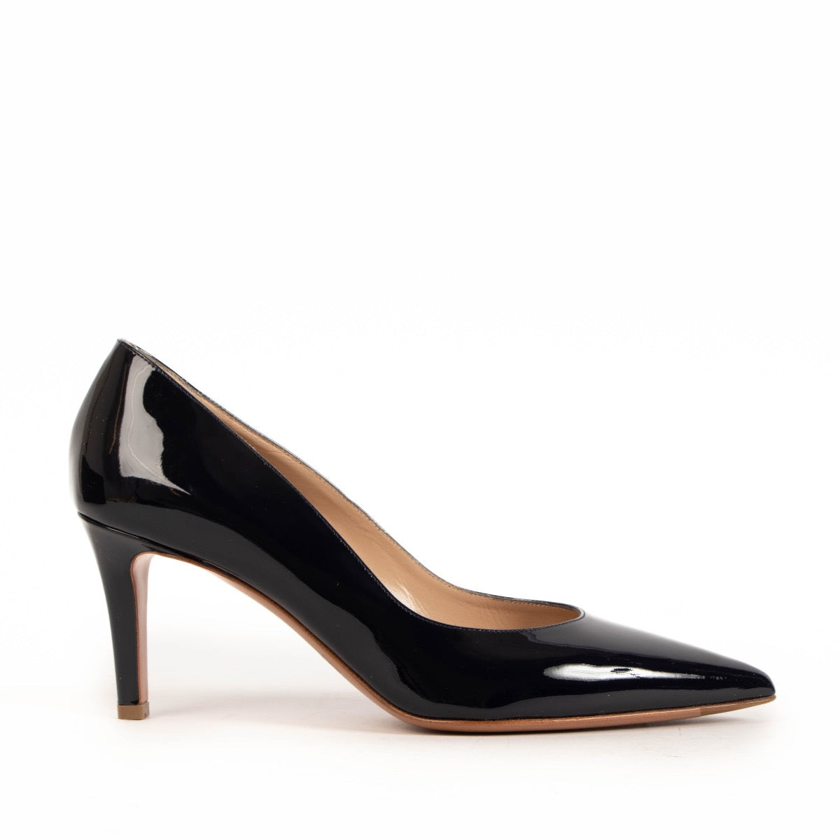 Shop safe online at Labellov in Antwerp, Brussels and Knokke these 100% authentic second hand Fratelli Rossetti Glossy Navy Patent Leather Pumps - size 38