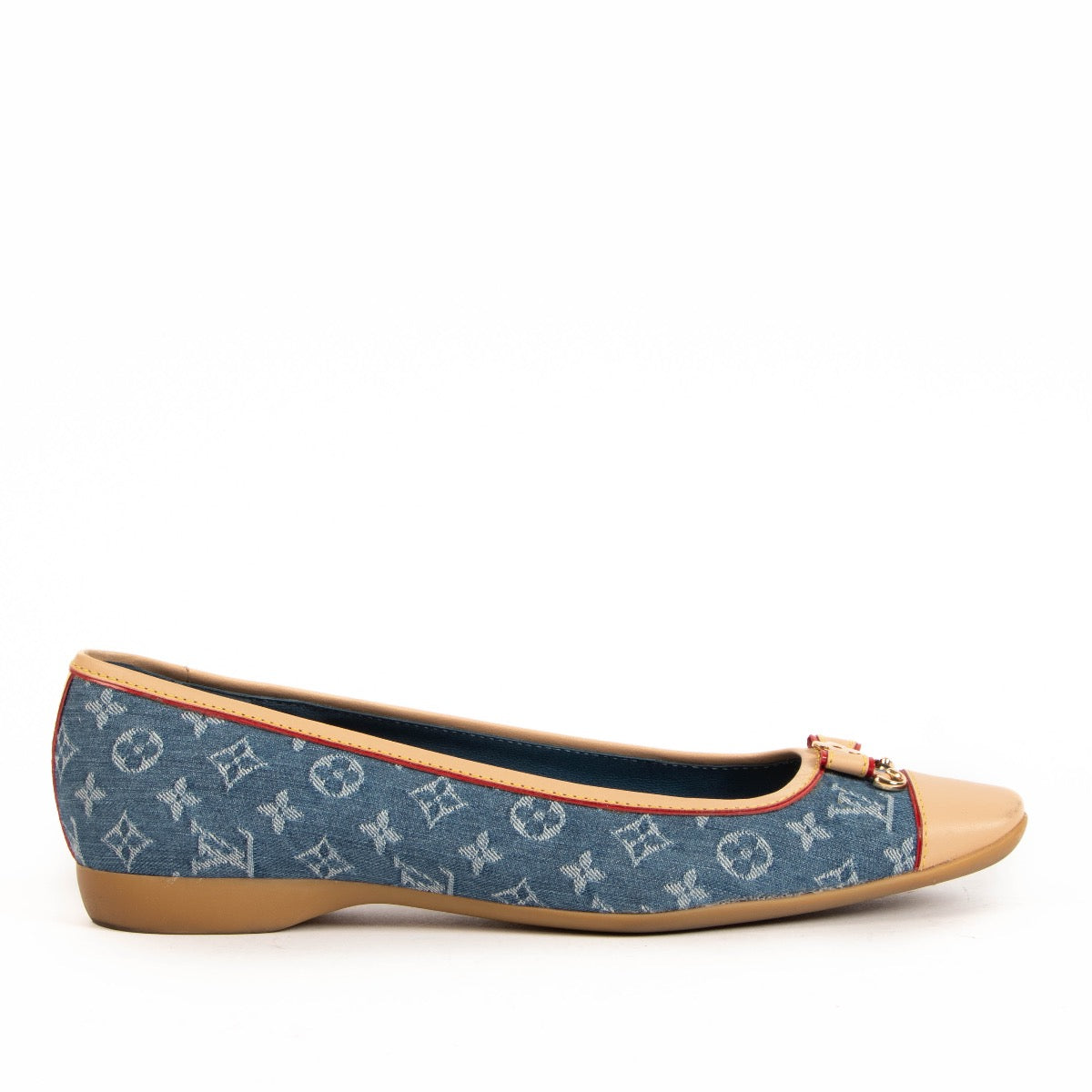 Shop safe online at Labellov in Antwerp, Knokke and Brussels these 100% authentic second hand Louis Vuitton Monogram Denim Ballerina Flats - size 37,5