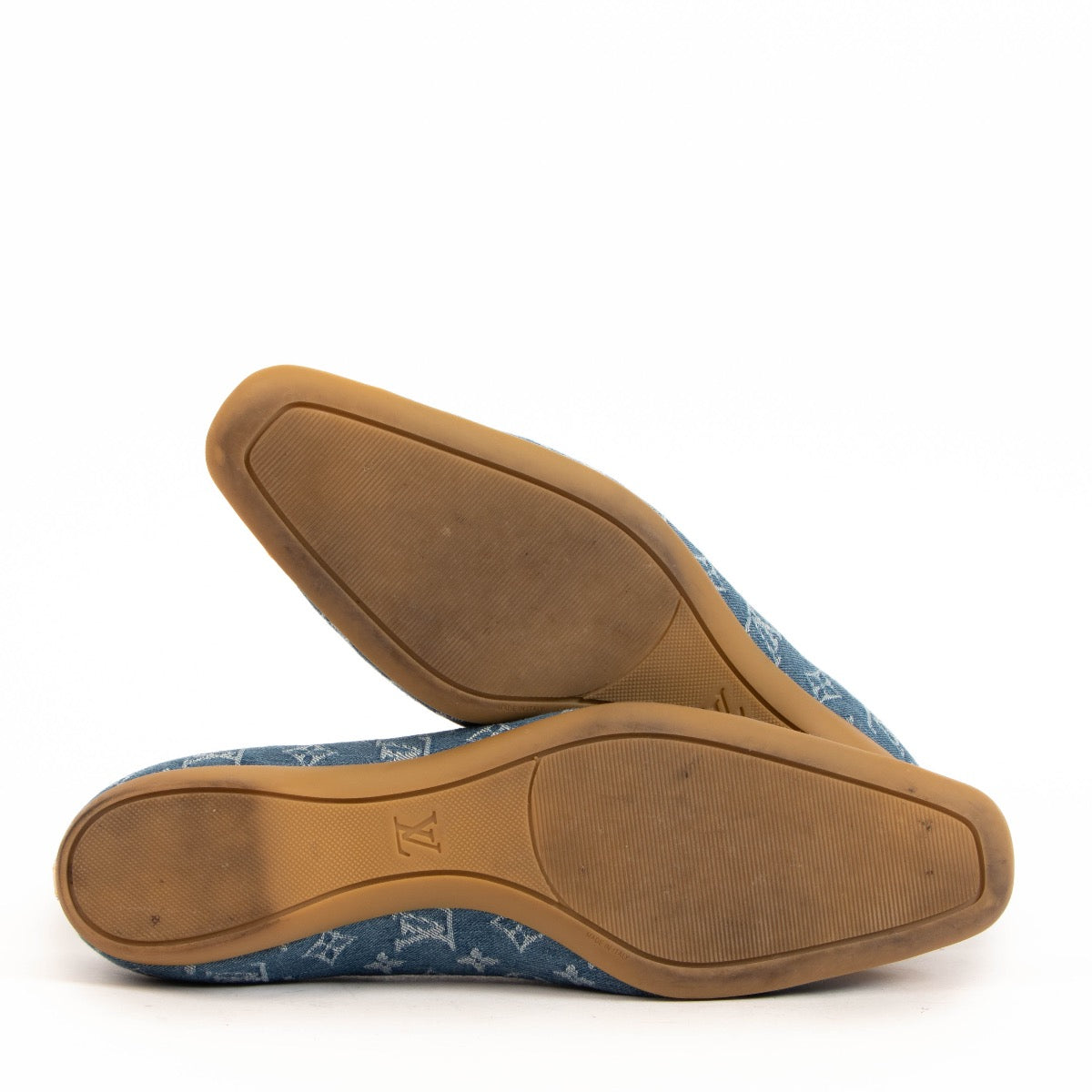 Shop safe online at Labellov in Antwerp, Knokke and Brussels these 100% authentic second hand Louis Vuitton Monogram Denim Ballerina Flats - size 37,5