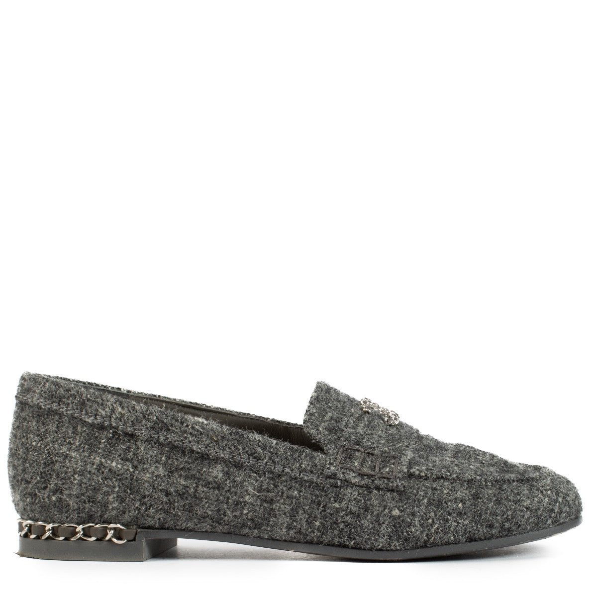 Shop safe online at Labellov in Antwerp, Brussels and Knokke these 100% authentic second hand Chanel Grey Tweed CC Loafers - size 36.