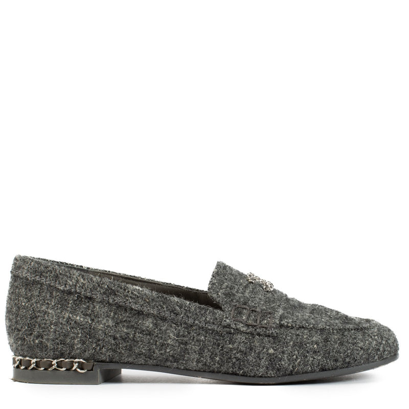 Shop safe online at Labellov in Antwerp, Brussels and Knokke these 100% authentic second hand Chanel Grey Tweed CC Loafers - size 36.