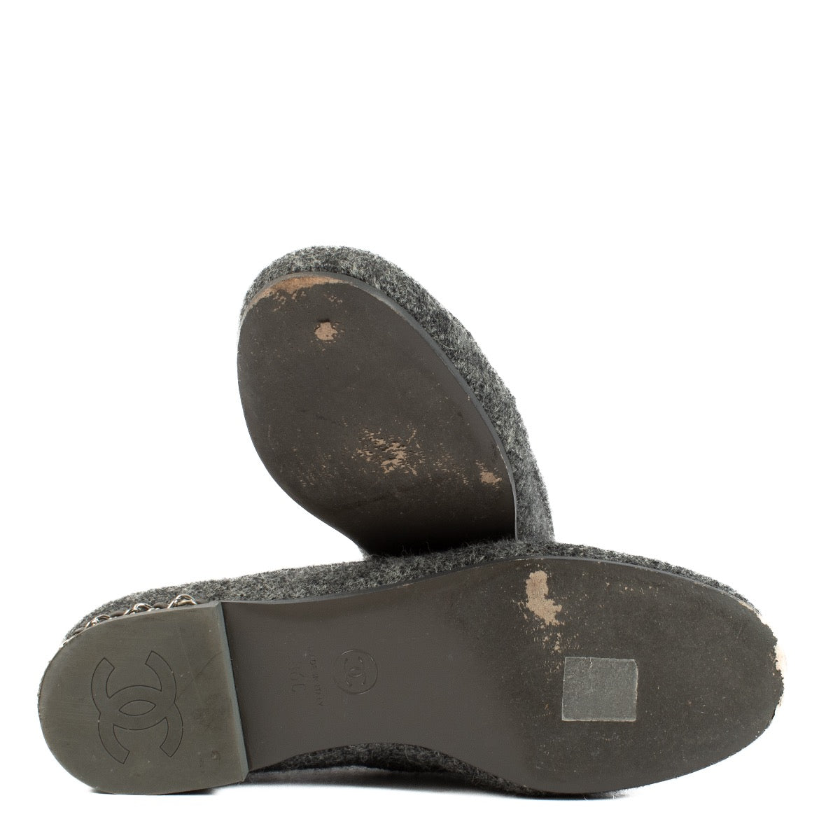 Shop safe online at Labellov in Antwerp, Brussels and Knokke these 100% authentic second hand Chanel Grey Tweed CC Loafers - size 36.