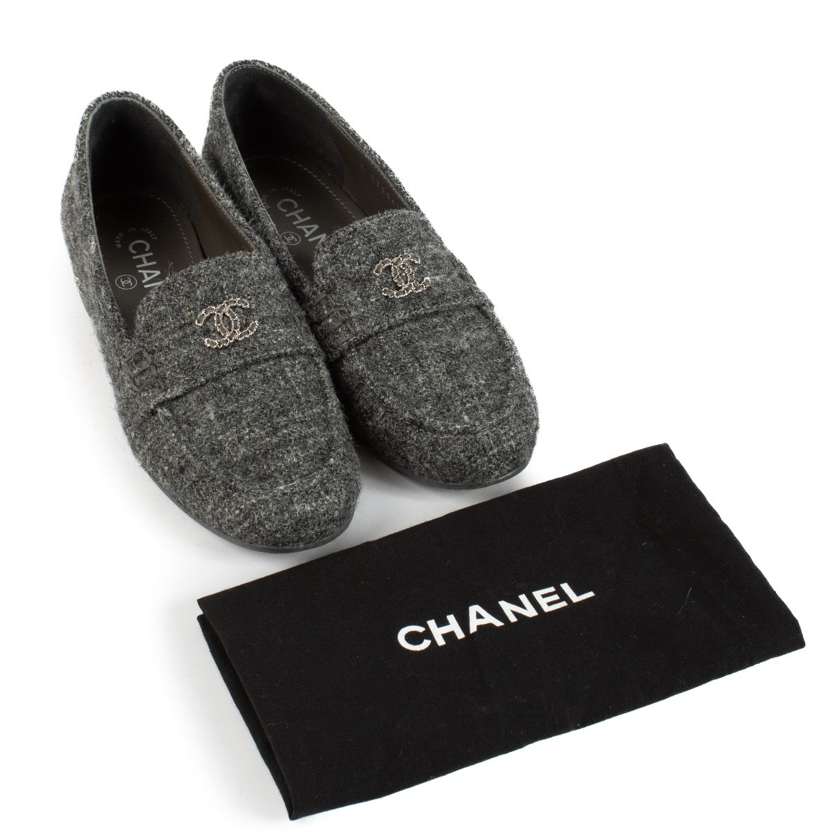 Shop safe online at Labellov in Antwerp, Brussels and Knokke these 100% authentic second hand Chanel Grey Tweed CC Loafers - size 36.