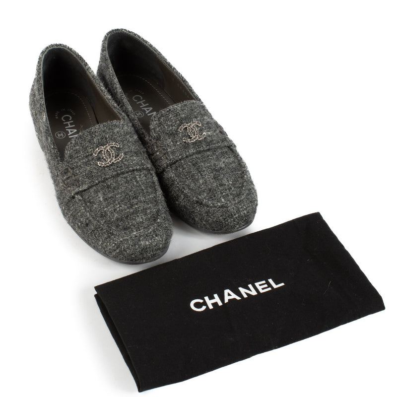 Shop safe online at Labellov in Antwerp, Brussels and Knokke these 100% authentic second hand Chanel Grey Tweed CC Loafers - size 36.